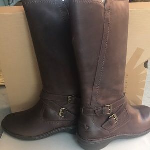 Never Worn: UGG boots 10 women’s ROSEN espresso